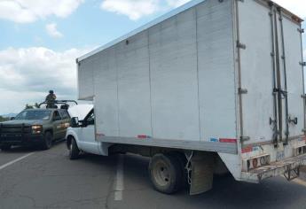 Camioneta de transporte choca contra camellón en el puente de Villa Unión