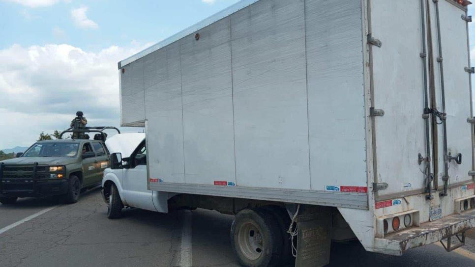 Camioneta de transporte choca contra camellón en el puente de Villa Unión