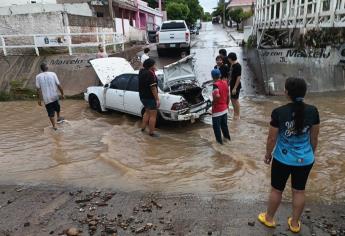 Lluvias en Culiacán provocan inundaciones, canales desbordados y autos arrastrados por la corriente