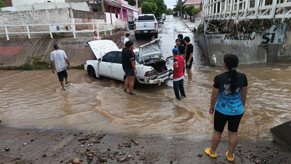 Lluvias en Culiacán provocan inundaciones, canales desbordados y autos arrastrados por la corriente