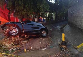 Las fuertes corrientes de las lluvias se llevaron a 5 vehículos en Culiacán