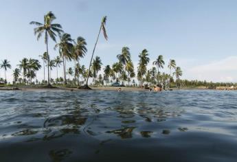 Teacapán cuenta con una de las playas más largas y casi vírgenes del país