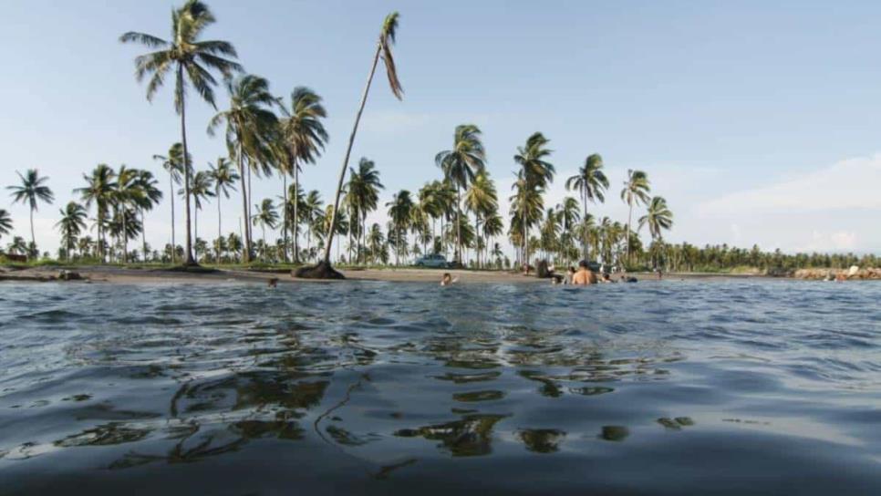 Teacapán cuenta con una de las playas más largas y casi vírgenes del país