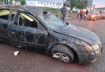 Fuerte volcadura en Culiacán deja a una mujer lesionada