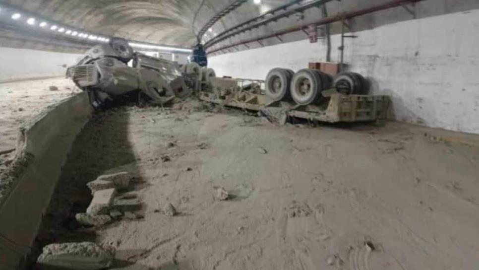 Vuelca tráiler con cemento en la Mazatlán-Durango Vuelca tráiler con cemento en la Mazatlán-Durango