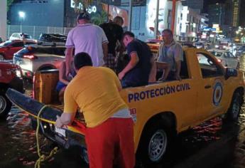 Fuerte tormenta inunda varios sectores de Mazatlán; vehículos y personas quedan varadas en la calles