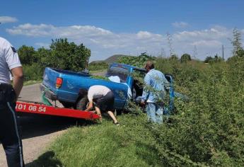 Tras falla mecánica en Ahome, padre e hijo terminan dentro de un canal