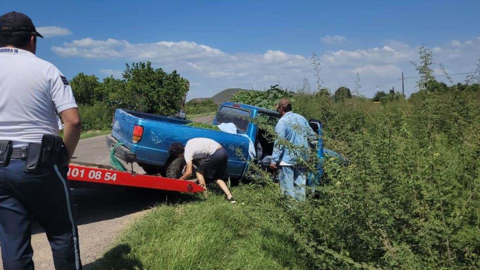 Tras falla mecánica en Ahome, padre e hijo terminan dentro de un canal