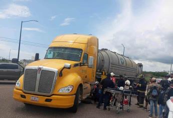 Joven motociclista choca contra tráiler y queda prensado en la ruta al Aeropuerto Mazatlán