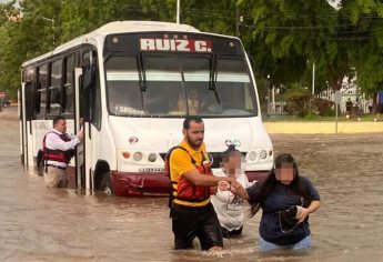 Cierre de aeropuerto, inundaciones y carros varados provocan fuertes lluvias en Culiacán