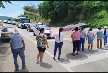 Por fallas en la energía eléctrica, vecinos del Puente del Quelite, Mazatlán bloquean la carretera México 15