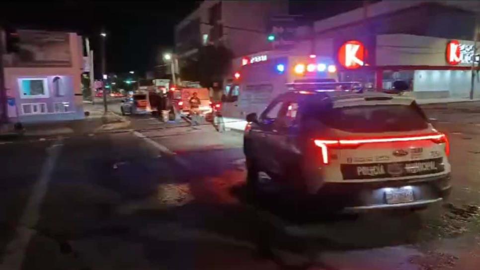 Motociclista muere al chocar contra una camioneta en pleno sector Centro de Culiacán