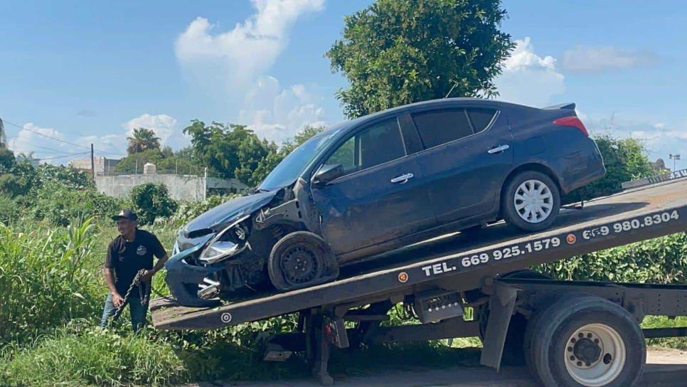 Conductor de automóvil cae a monte tras chocar a otro vehículo y huye en Mazatlán