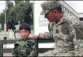 ¡Soldado por un día! El pequeño Iker vive la experiencia de pertenecer al Ejército 