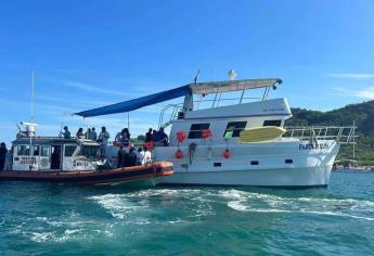 Heróico rescate de turistas en un yate en Mazatlán