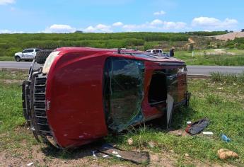 Conductor resulta herido al volcar en su camioneta sobre La Costerita al sur de Culiacán