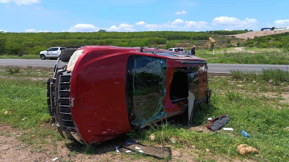 Conductor resulta herido al volcar en su camioneta sobre La Costerita al sur de Culiacán