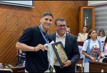 Marco Verde, medallista olímpico, recibe reconocimiento y apoyo económico por parte del Gobierno de Mazatlán