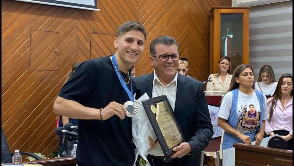 Marco Verde, medallista olímpico, recibe reconocimiento y apoyo económico por parte del Gobierno de Mazatlán