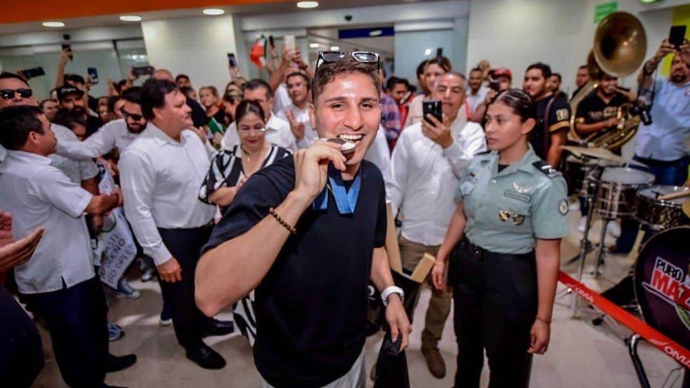 Marco Verde aún no define si le entrará al boxeo profesional; prefiere vivir el momento