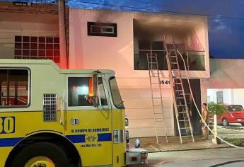 Bomberos rescatan a familia en Los Mochis que quedó atrapada al incendiarse su casa