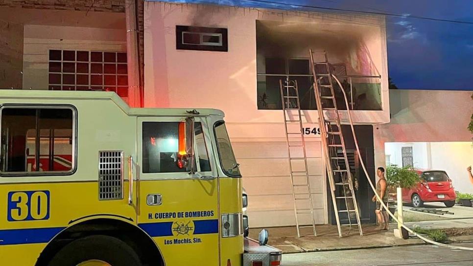 Bomberos rescatan a familia en Los Mochis que quedó atrapada al incendiarse su casa