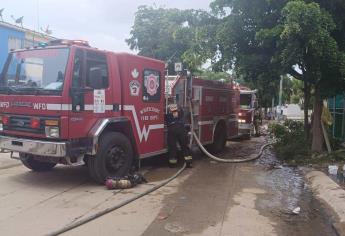 Rescatan a menor de edad y mujer de incendio su casa en Mazatlán 