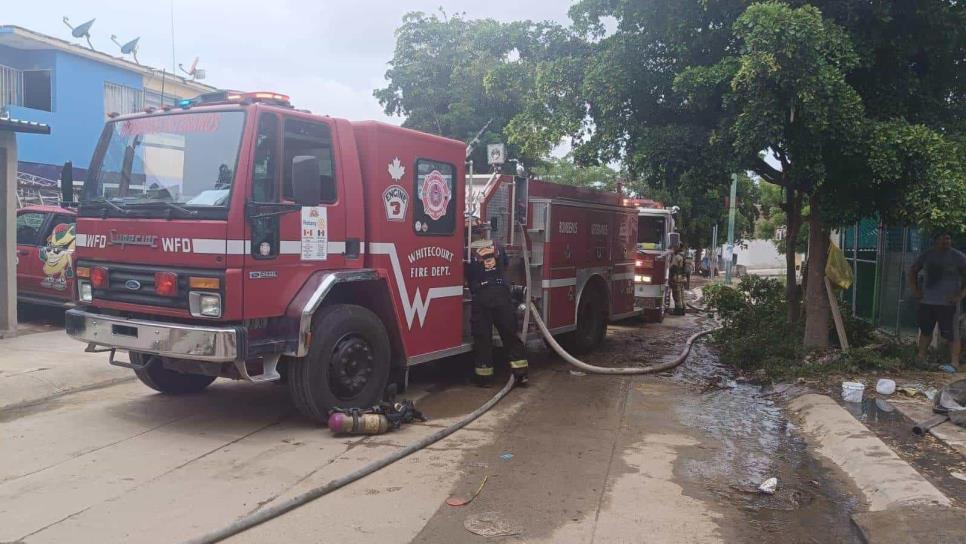 Rescatan a menor de edad y mujer de incendio su casa en Mazatlán 