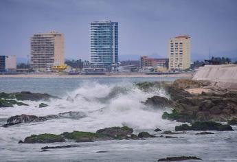 Se incrementa oleaje en playas de Mazatlán y los riesgos a bañistas; piden tener precaución