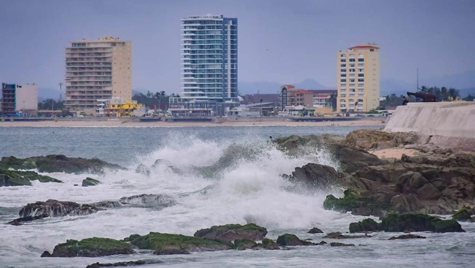 Se incrementa oleaje en playas de Mazatlán y los riesgos a bañistas; piden tener precaución