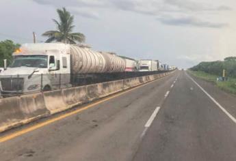 Accidente provoca cierre de la Mazatlán-Culiacán por la caseta de cobro de “Mármol”