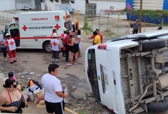 Vuelcan turistas en Mazatlán; hay una embarazada y un menor lesionados