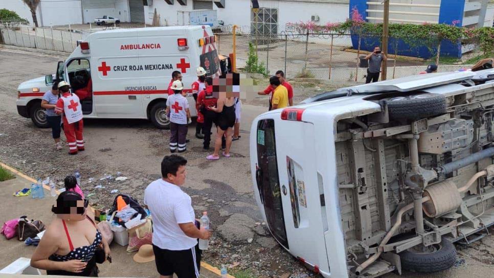 Vuelcan turistas en Mazatlán; hay una embarazada y un menor lesionados