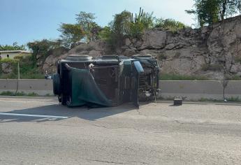 Mujer termina lesionada tras volcar por la México 15, en la colonia La Sirena de Mazatlán