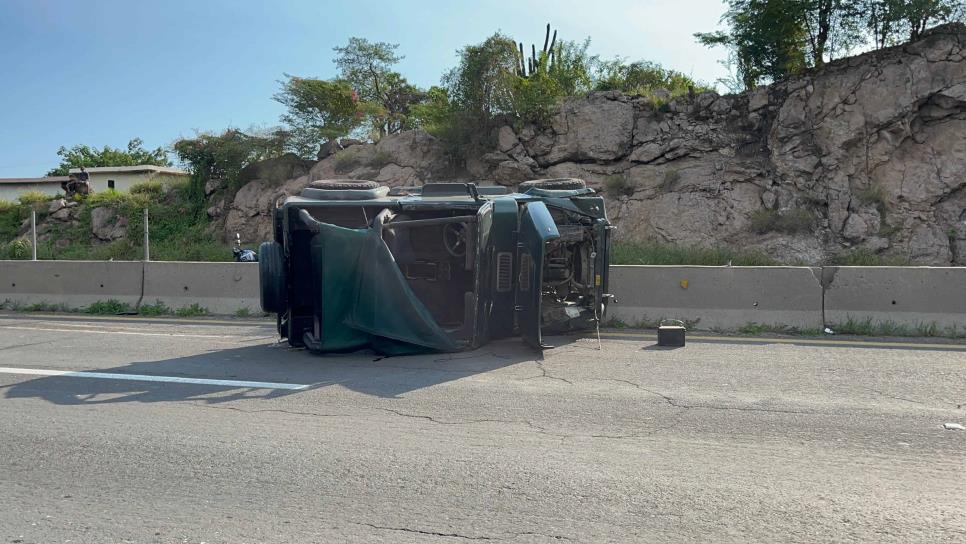 Mujer termina lesionada tras volcar por la México 15, en la colonia La Sirena de Mazatlán