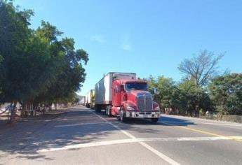 Bloquean la carretera libre Mazatlán-Culiacán a la altura de Elota y San Ignacio; y arrojan ponchallantas