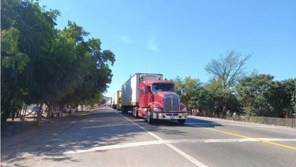 Bloquean la carretera libre Mazatlán-Culiacán a la altura de Elota y San Ignacio; y arrojan ponchallantas