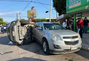 Conductor ebrio provoca choque y volcadura en el centro de Los Mochis; hay tres heridos