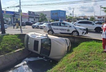 Conductor de vehículo cae a canal pluvial por el fraccionamiento el Toreo, en Mazatlán 