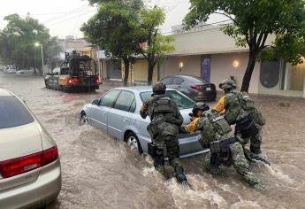 Colapsan calles por creciente de aguas en arroyos de Culiacán