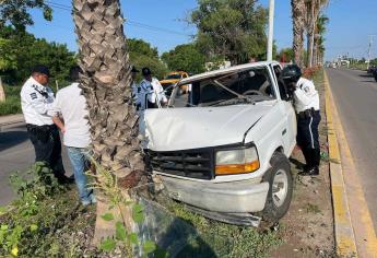 Le fallan los frenos en pleno bulevar y se impacta contra una palmera en Los Mochis