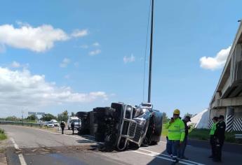 Un tráiler termina volteado por la Maxipista cerca del Trébol de la sindicatura  de Costa Rica