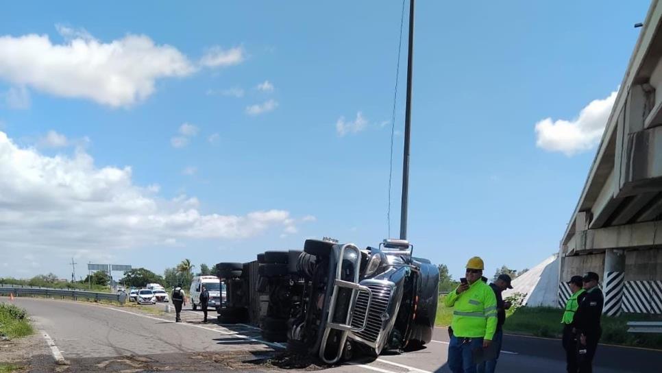 Un tráiler termina volteado por la Maxipista cerca del Trébol de la sindicatura  de Costa Rica