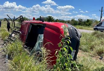 Vuelcan dos hombres en el valle del carrizo y terminan lesionados