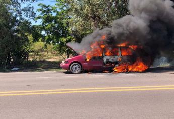 Se incendia vagoneta de adultos mayores en la carretera Los Mochis - Ahome