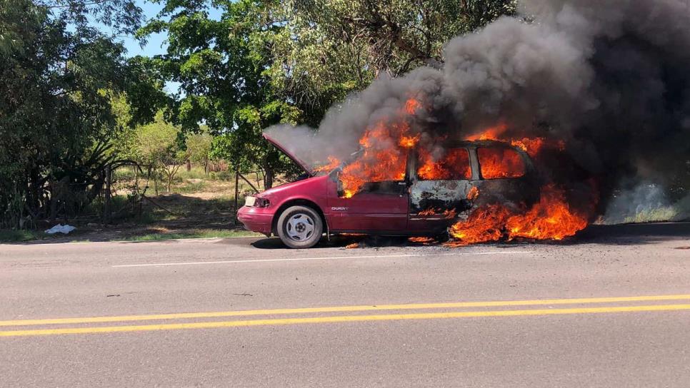 Se incendia vagoneta de adultos mayores en la carretera Los Mochis - Ahome