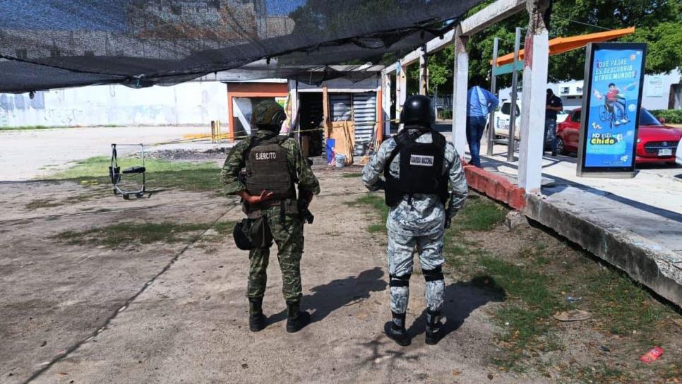 Encuentran asesinado a puñaladas a hombre en estacionamiento abandonado en Culiacán