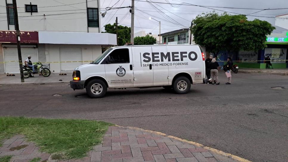 Un motociclista muere y otro resulta herido al chocar contra un tráiler en el centro de Culiacán