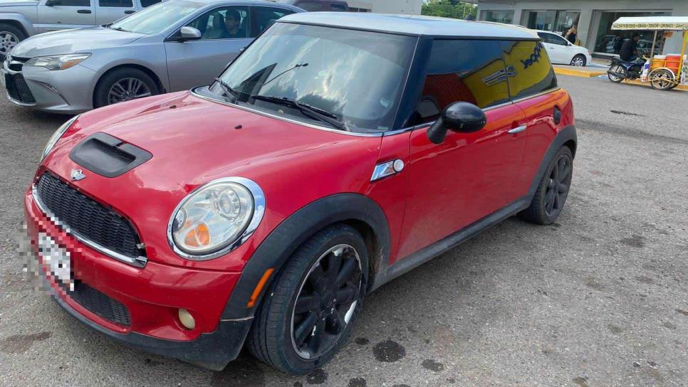 Aseguran un Mini Cooper con placas sobrepuestas en Culiacán