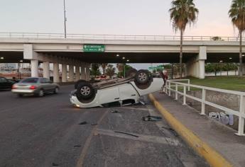 Conductor pierde el control de la unidad y vuelca en el distribuidor vial Humaya de Culiacán